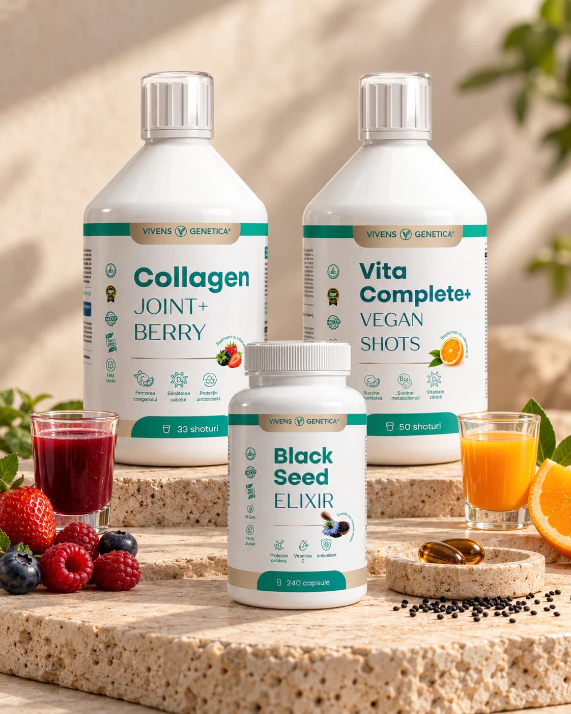 Flaconul Collagen Joint+ Berry, sticla Vita Complete+ și borcanul Black Seed Elixir pe un postament de piatră, în lumina dimineții, cu un pahar mic cu shot portocaliu, unul cu shot roșu, două capsule pe o farfurioară de piatră, semințe de negrilică, o felie de portocală și fructe de pădure