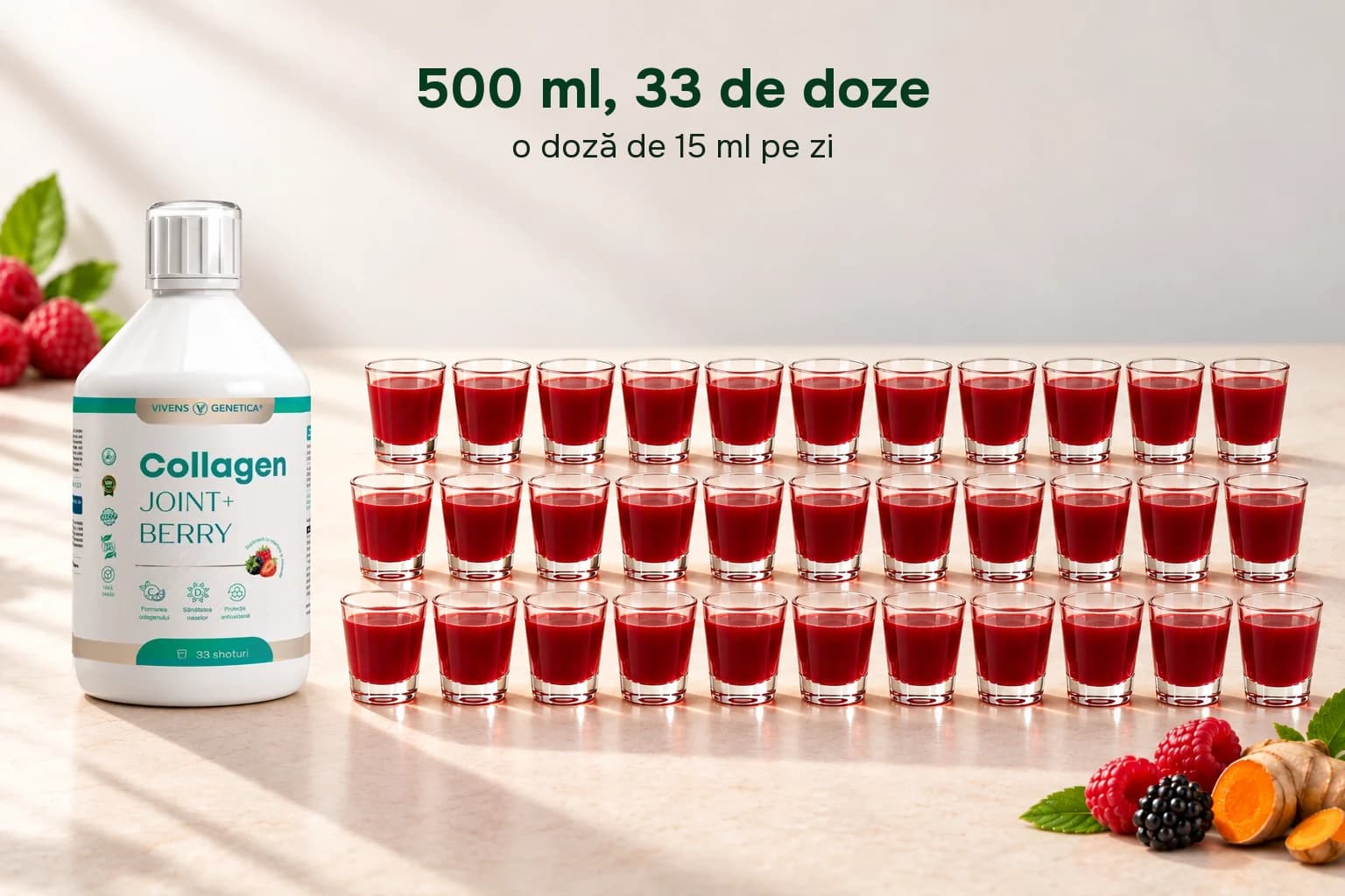 Flaconul Collagen Joint+ Berry lângă 33 de păhărele cu băutură roșie, pe un fundal deschis cu zmeură, mure și turmeric. Textul: 500 ml, 33 de doze; o doză de 15 ml pe zi