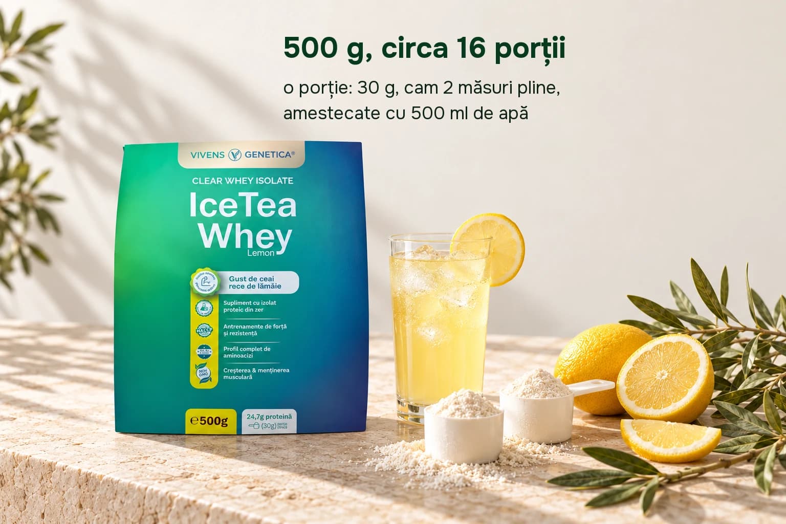 Punga IceTea Whey Lemon de 500 g pe o masă de piatră, lângă două măsuri cu pulbere, un pahar cu băutură de lămâie și lămâi. Textul: 500 g, circa 16 porții; o porție: 30 g, cam 2 măsuri pline, amestecate cu 500 ml de apă