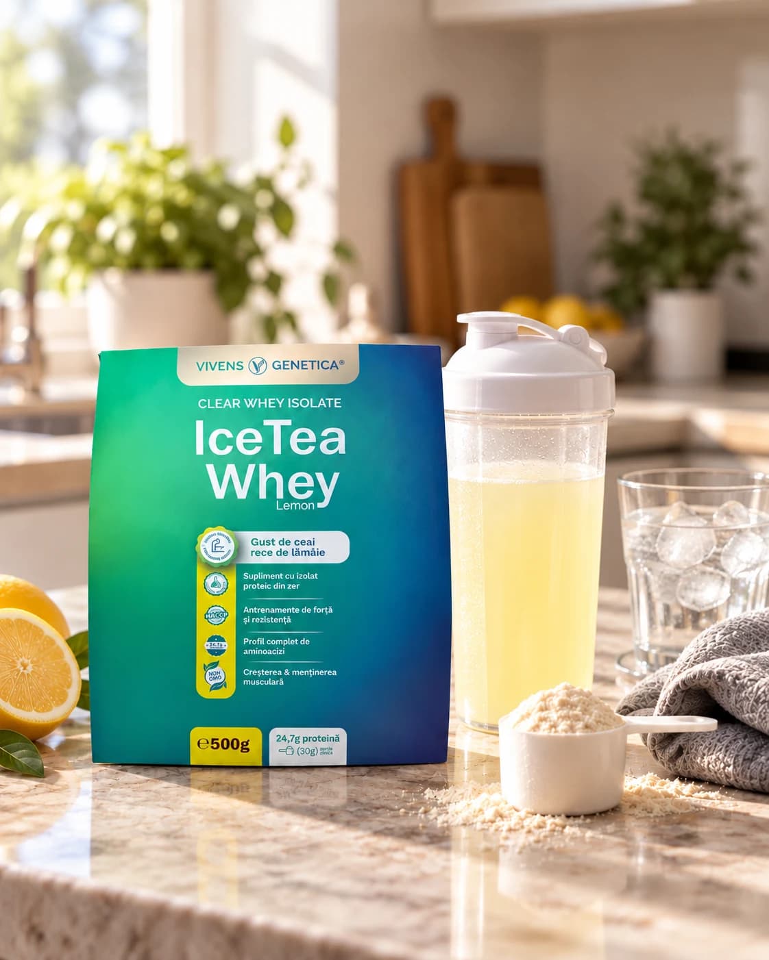 Punga IceTea Whey Lemon pe blatul din bucătărie, după antrenament, lângă un shaker cu băutură de lămâie, o măsură cu pulbere, un prosop de sală și un pahar cu apă și gheață