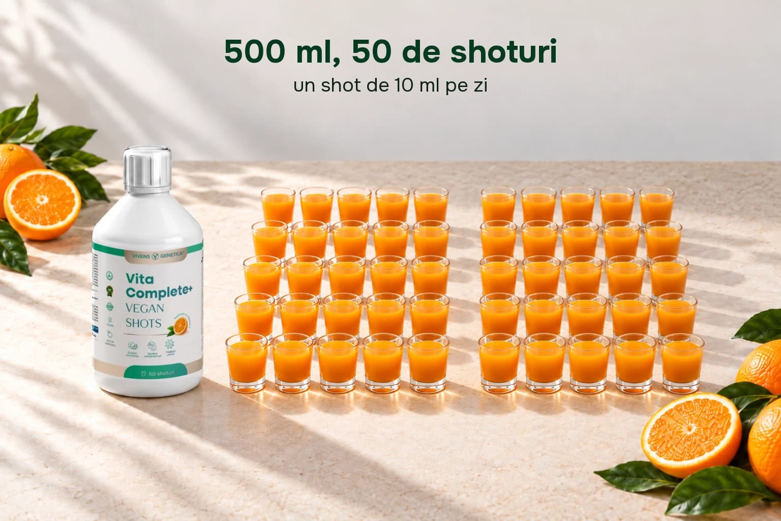 Sticla Vita Complete+ Vegan Shots lângă 50 de păhărele cu lichid portocaliu, în cinci rânduri de câte zece, pe un fundal deschis cu portocale. Textul: 500 ml, 50 de shoturi; un shot de 10 ml pe zi