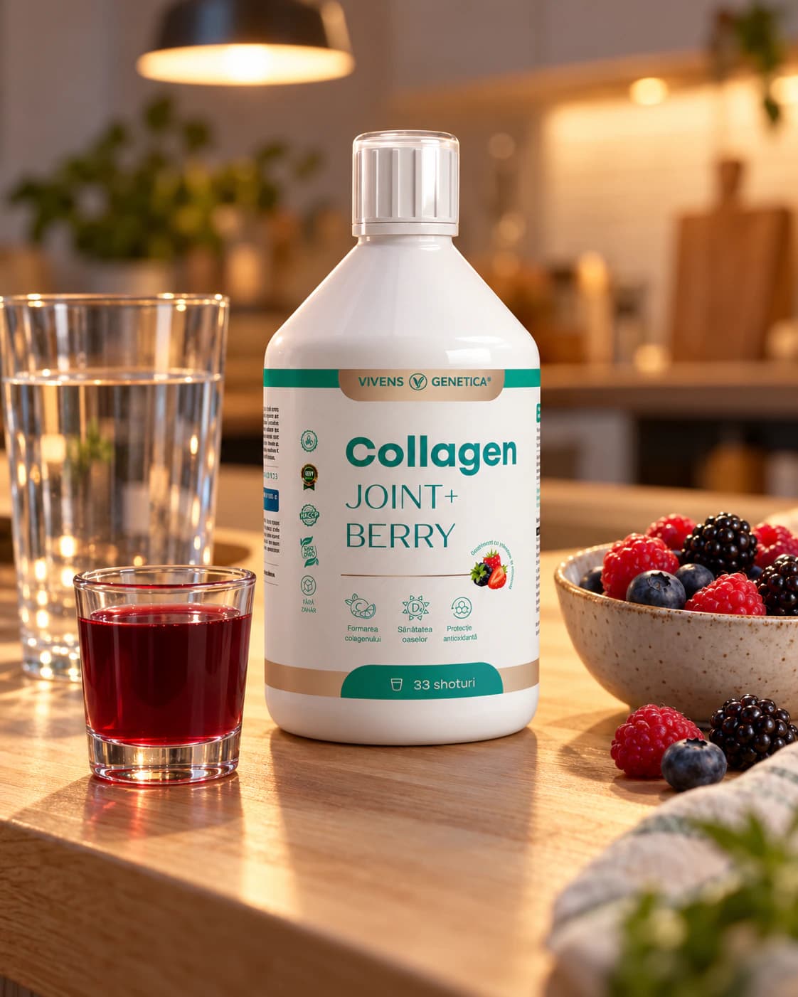 Flaconul Collagen Joint+ Berry pe un blat de bucătărie, seara, lângă un pahar mic cu shot roșu ca fructele de pădure, un pahar cu apă și un bol cu fructe de pădure